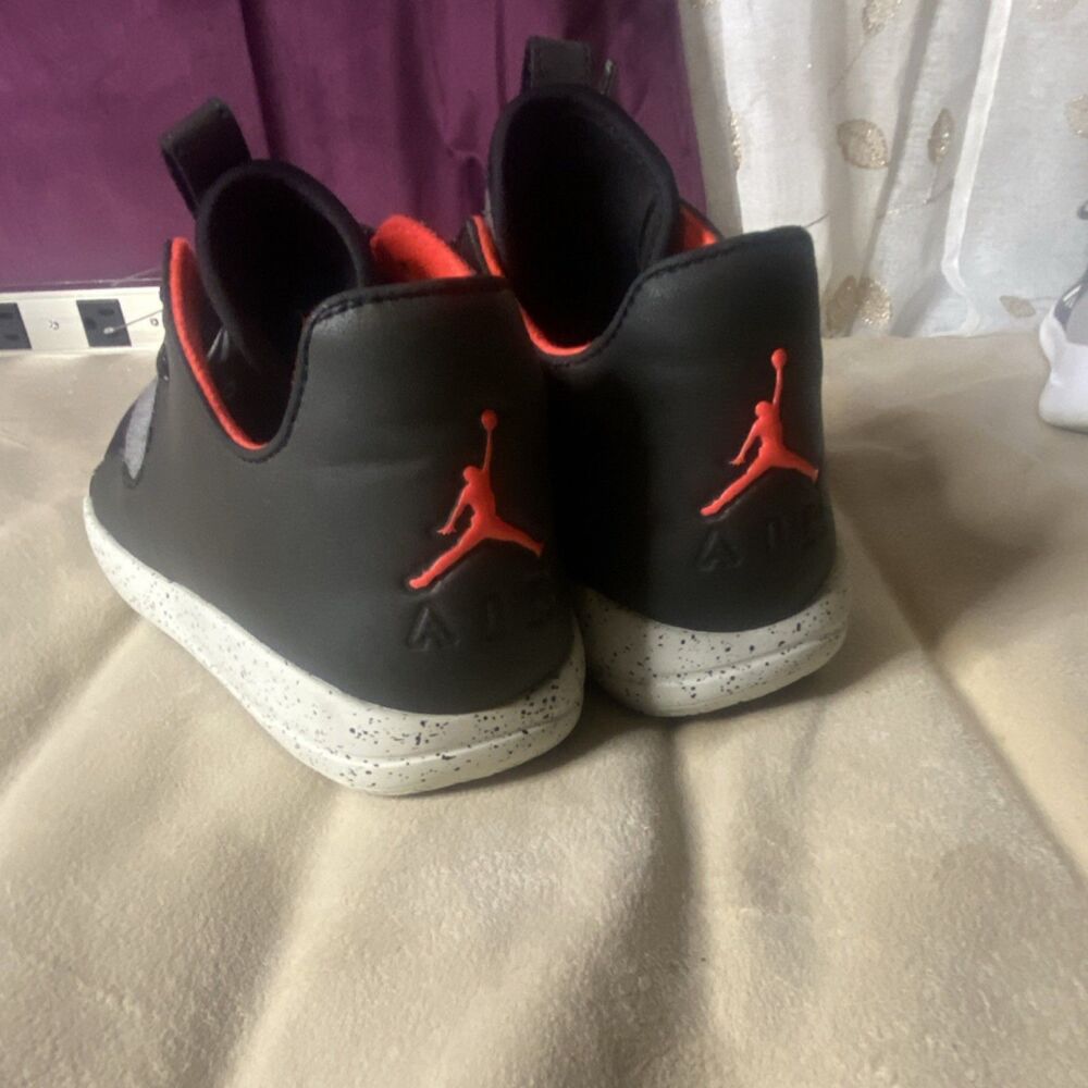 Jordan Black Gray Red White Lace Up Low Top Athletic Sneakers Colorblock